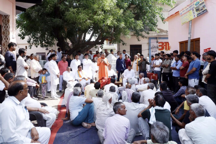 ग्रामीणों को संबोधित करते महेंद्रगढ़-भिवानी लोकसभा क्षेत्र से भाजपा प्रत्याशी धर्मवीर सिंह।