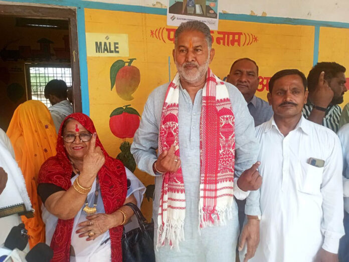 पूर्व शिक्षा मंत्री प्रो. रामबिलास शर्मा अपने पैतृक गांव राठीवास के बूथ नंबर 87 पत्नी बिमला शर्मा व परिवार के साथ मतदान के बाद।