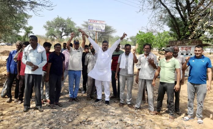 सड़क निर्माण की मांग को लेकर ग्रामीणों के साथ प्रदर्शन करते बलवान सिंह फौजी।