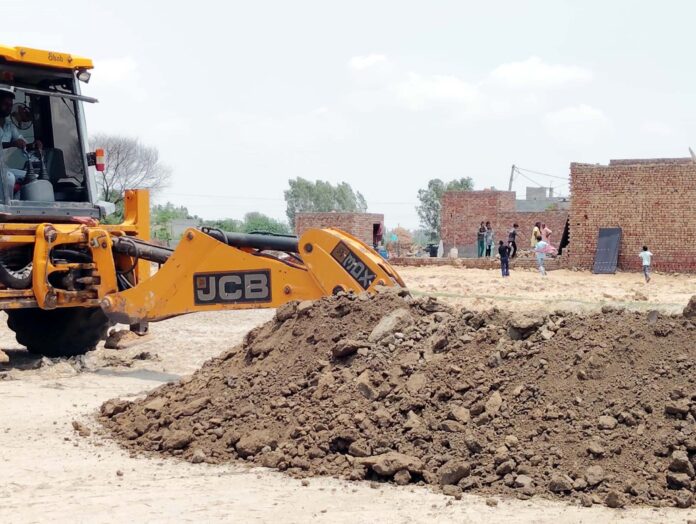 Jind News : जिला नगर योजनाकार विभाग ने दो कालोनियों में गिराए अवैध निर्माण
