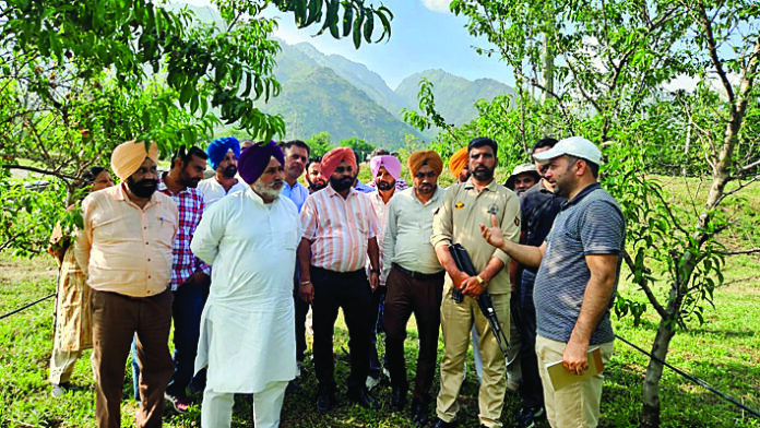 प्रगतिशील किसानों ने किया जम्मू-कश्मीर का दौरा
