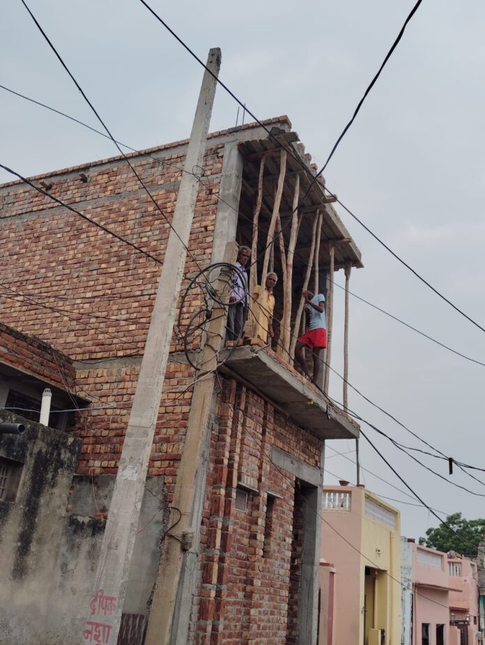 Charkhi Dadri News : काकड़ौली सरदारा की ढाणी खटिकान में मकानों की छतों से गुजर रही बिजली की तारें