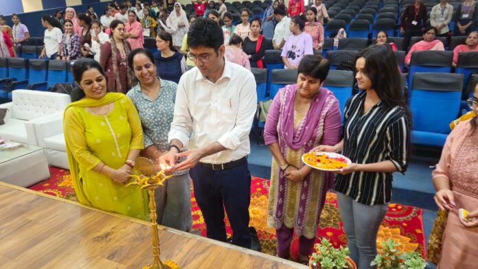 दीपप्रज्जवलित कर कार्यक्रम का शुभारंभ करते हुए।