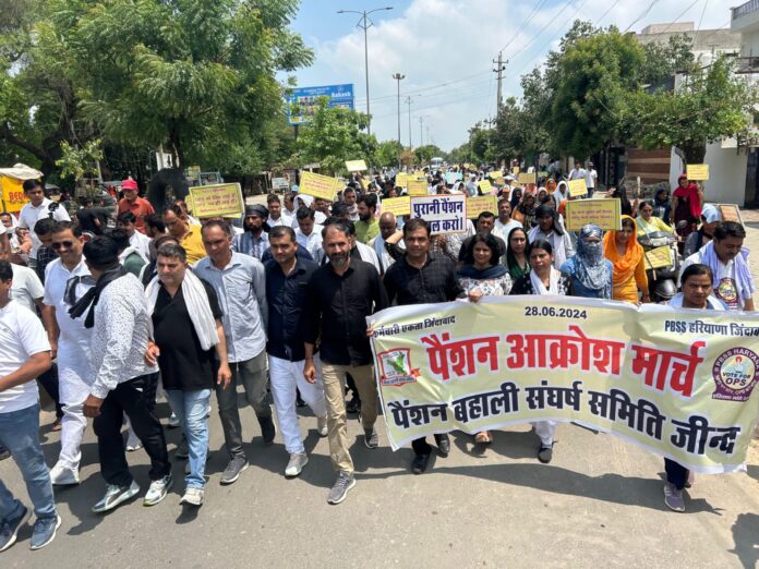 Employees took out pension protest march in black clothes from Safidon Road to Martyr Memorial