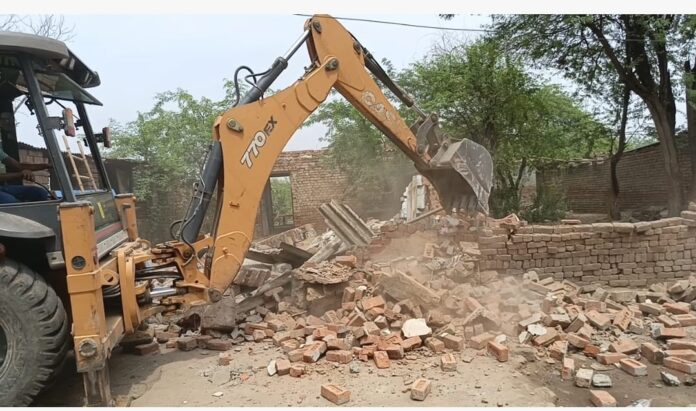 Bulldozer runs on two shops built illegally on government land in Dadri city