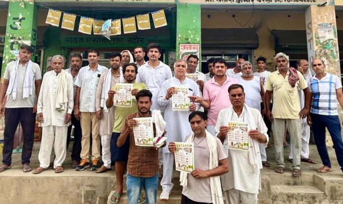 Amidst the scorching heat and humidity, Congress leaders distributed resolution letters in Badhra
