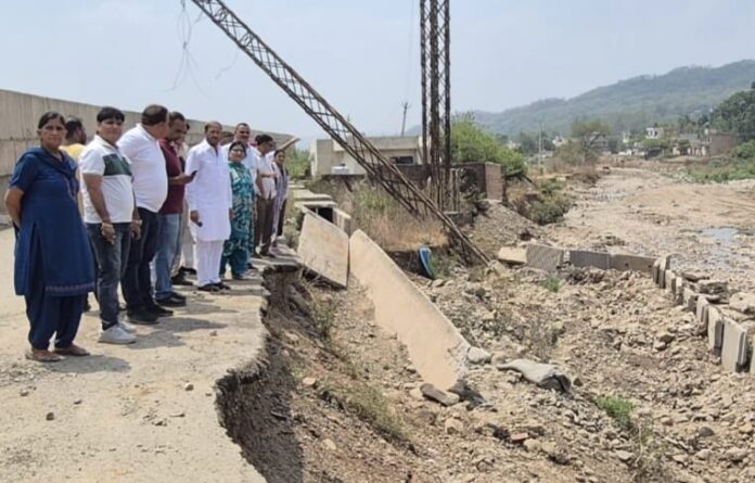 Pinjore News: सुरजपुर-सुखोमाजरी बाइपास की सड़क टूटने पर जानजोखिम में डालकर नदी से निकल रहे वाहन
