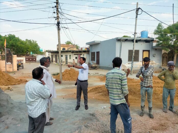 एसडीएम सुरेंद्र सिंह नगर पालिका के शहीद स्मारक के पास निरीक्षण करते हुए।