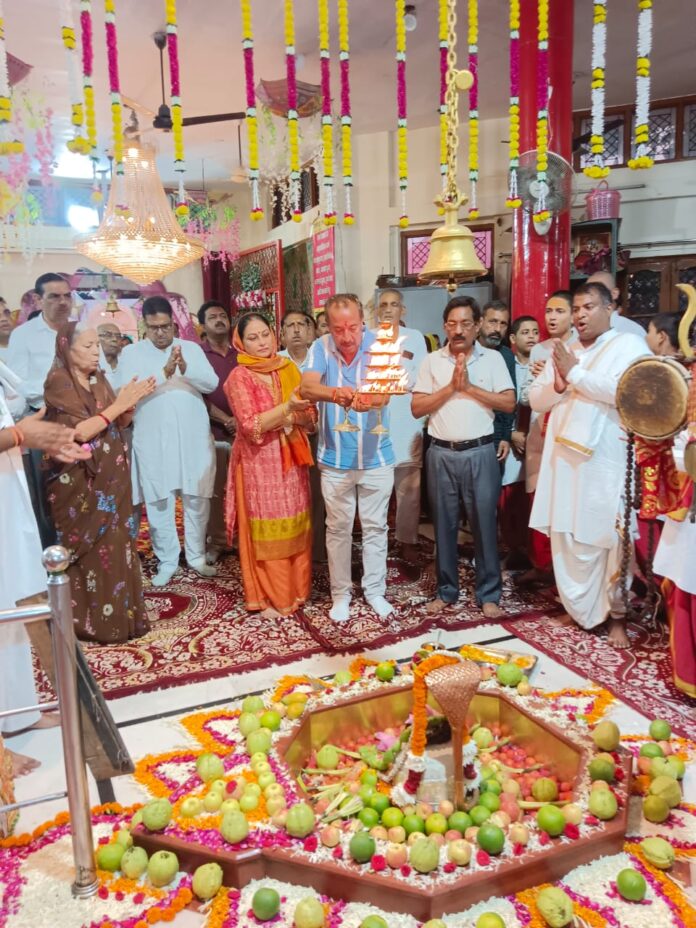 Special aarti of Shri Kaleshwar Mahadev was performed in the month of Shravan.