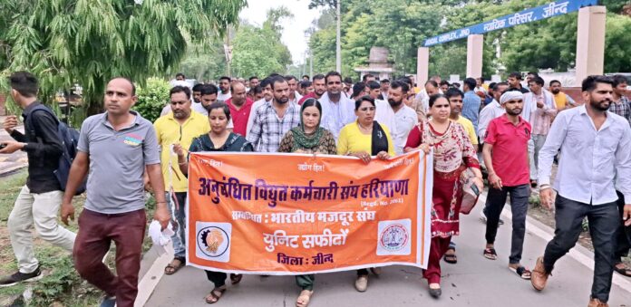 Contracted electricity employees demonstrated