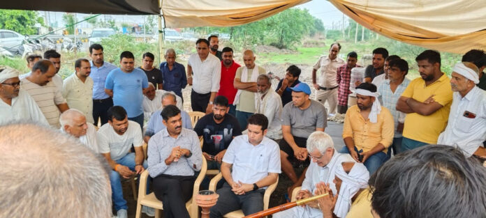 Officials met the villagers who came to protest against the garbage disposal plant in Daulatabad