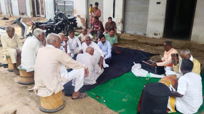 Bhajan groups told the schemes of central and state government through folk songs.