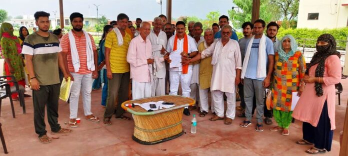 BJP leader did door to door public relations in Noorpur and Rajawas