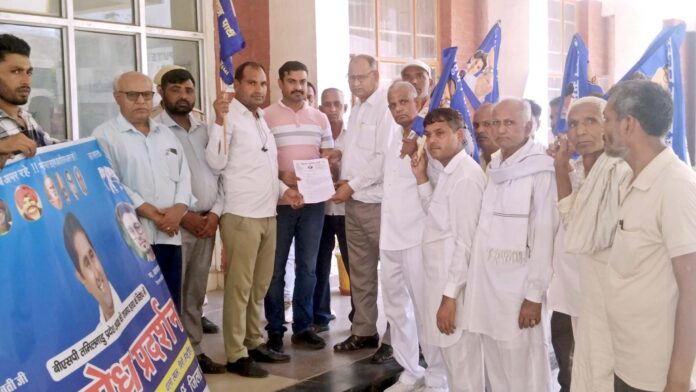 BSP workers submitted a memorandum to the Deputy Tehsildar