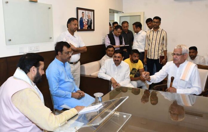 Villagers met the Chief Minister regarding the dumping ground built in Daulatabad.