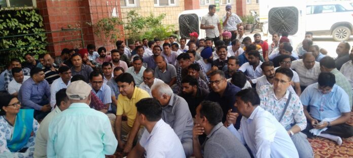 Employees on strike government fails to resolve the issue: Raman Tyagi