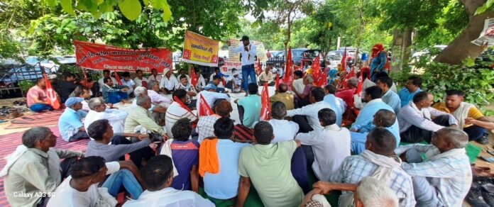 On the call of CITU, the joint organization staged a sit-in protest against the government's breach of promise