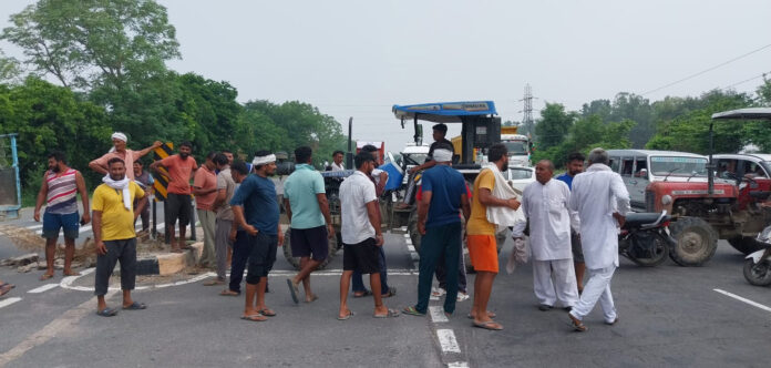 Angry farmers of two villages blocked the national highway due to lack of electricity in the fields