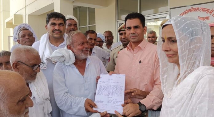 A memorandum was submitted to the CM demanding compensation for the damage caused to the Rabi crops due to hailstorm