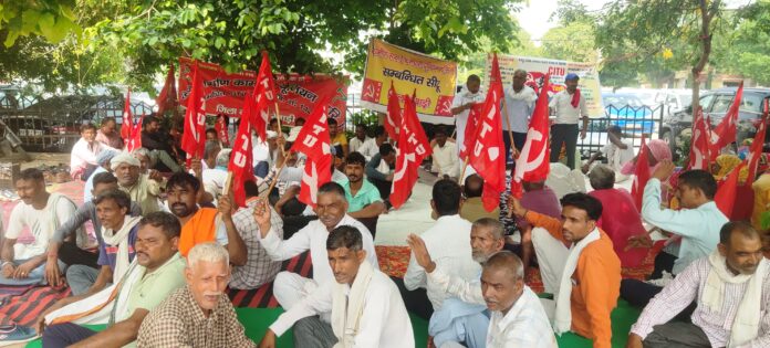 Rural sanitation workers protested against their demands and submitted a memorandum to the CM.