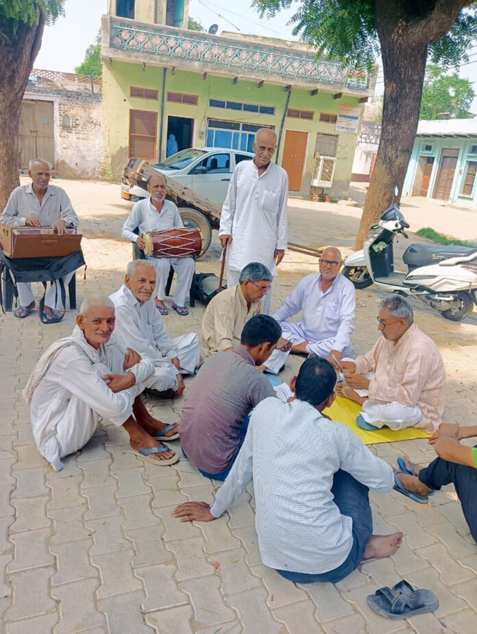 We have to save water, we have to clean the environment, bhajan drama parties engaged in publicity through folk songs.