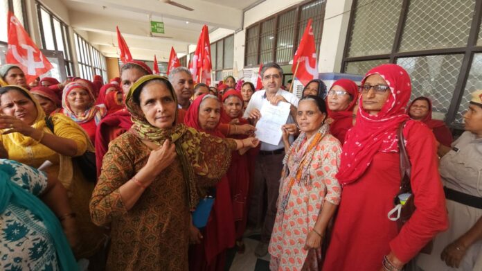 Asha workers submitted a memorandum regarding their demands and problems.