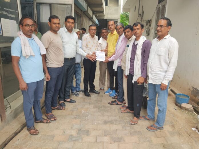 Electricity workers sent memorandum to Managing Director through SDO