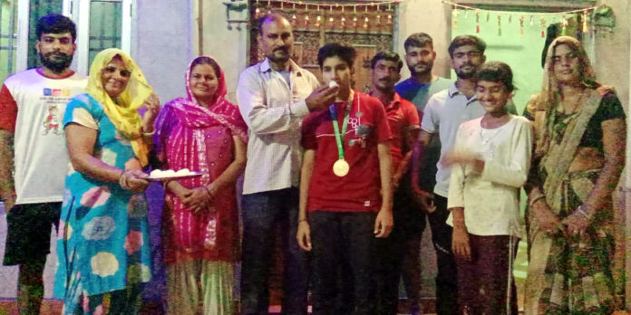 Tamanna won gold medal in district level karate competition, grand welcome