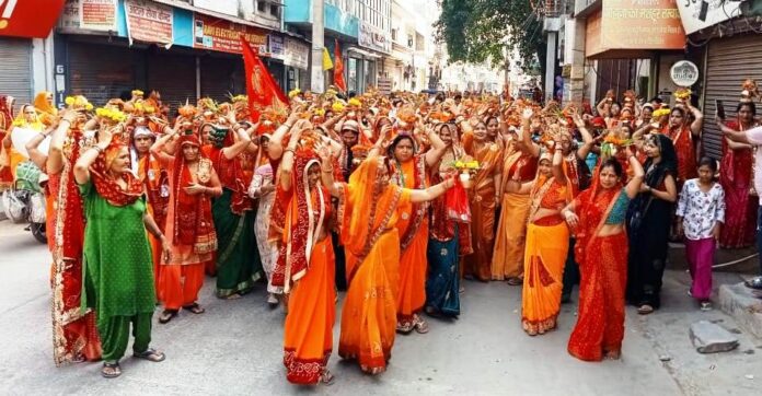 Dancing on the hymns, devotee women took out a grand Kalash Yatra.