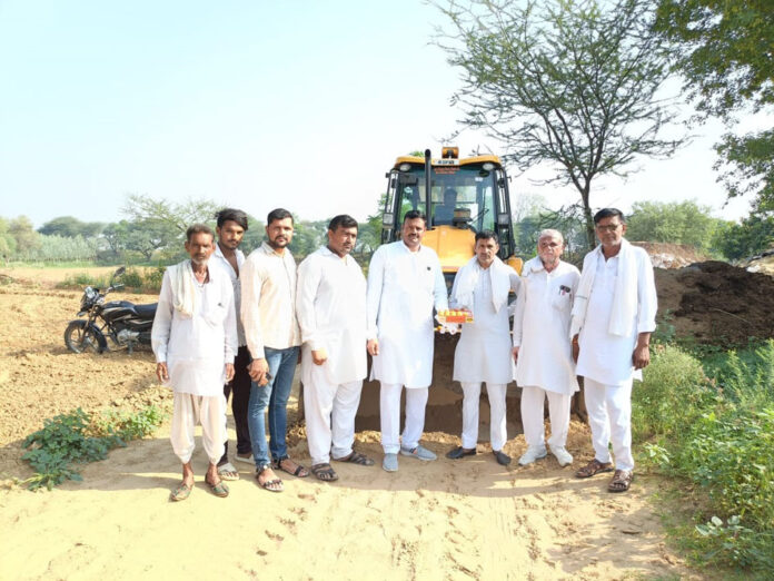 Under the leadership of Panchayat Samiti Chairman representative Anand Fauji, Panchayat representatives inaugurated the event by breaking coconut.