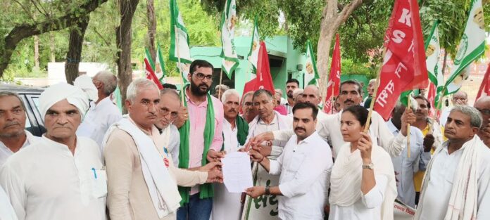 The United Kisan Morcha protested and submitted a memorandum to the MP's residence