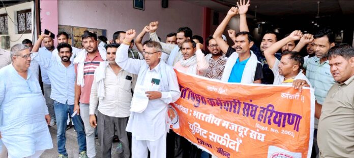 Contracted electricity employees demonstrated for their demands