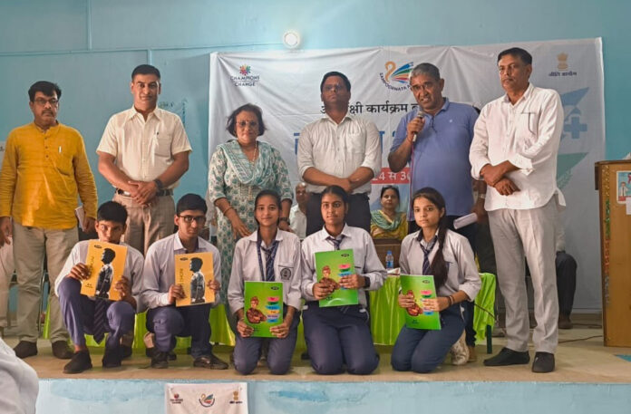 SDM honored the students under Sampoornata Abhiyan