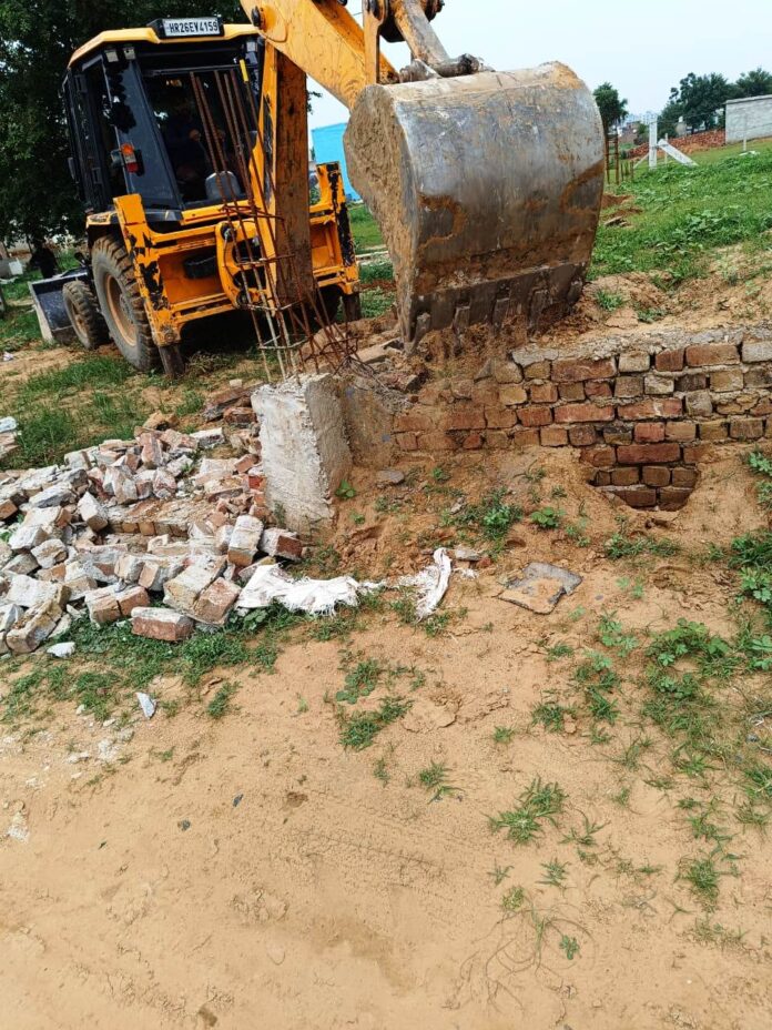 For the second consecutive day, DTP team used bulldozer on illegal construction in Dharuhera.