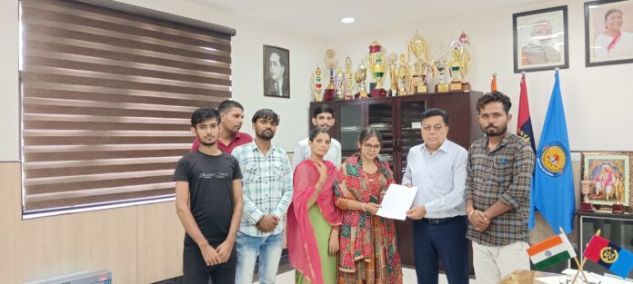 Kisan Chhatra Ekta Sangathan submitted a memorandum to the VC