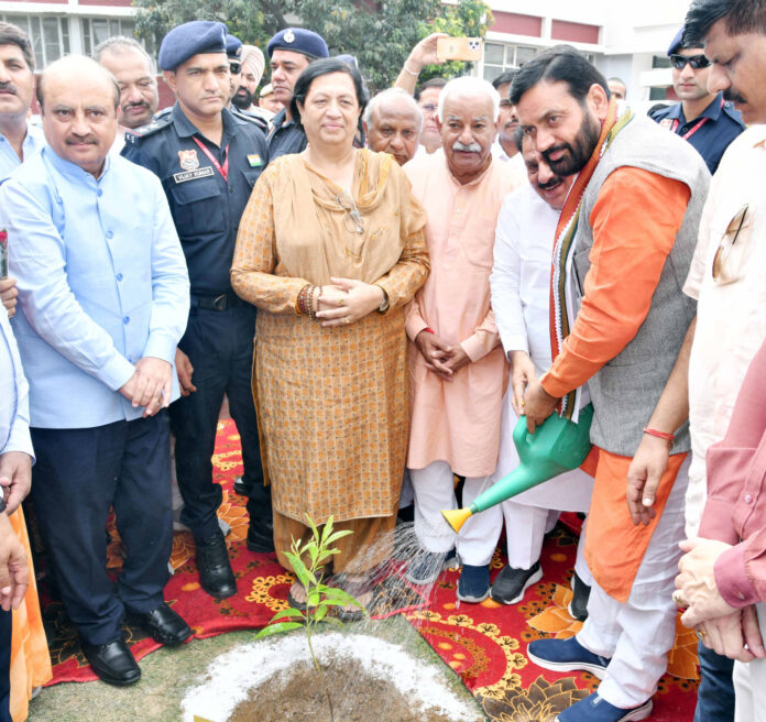 Kurukshetra News : मुख्यमंत्री नायब सिंह ने केयूके के प्रांगण में किया पौधरोपण