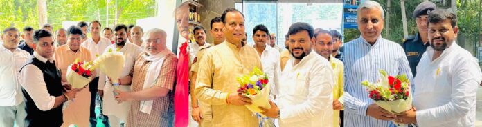 Goyal brothers welcomed Vis President Gyanchand Gupta, State President Mohanlal, Minister JP Dalal who reached Madhav Seva Kendra.