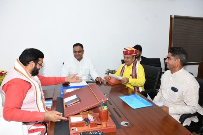 Panchayat representatives met CM under the leadership of Sukhwinder Mandhi