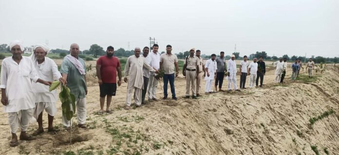 Message of saving the environment given by forming a human chain in Farrukhnagar