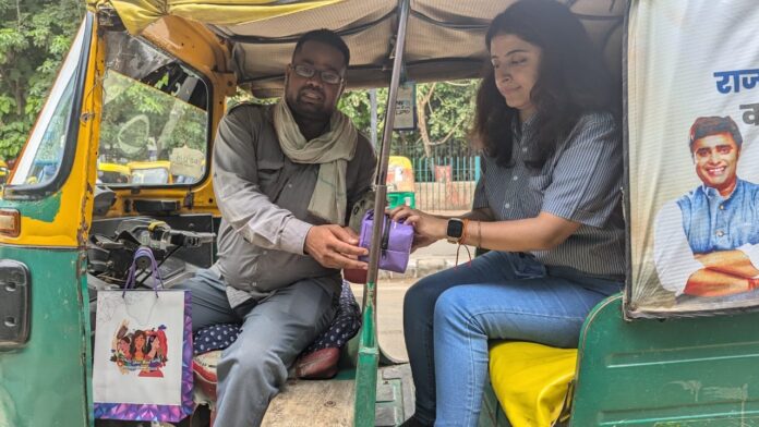 Reusable napkin kit for women installed in auto