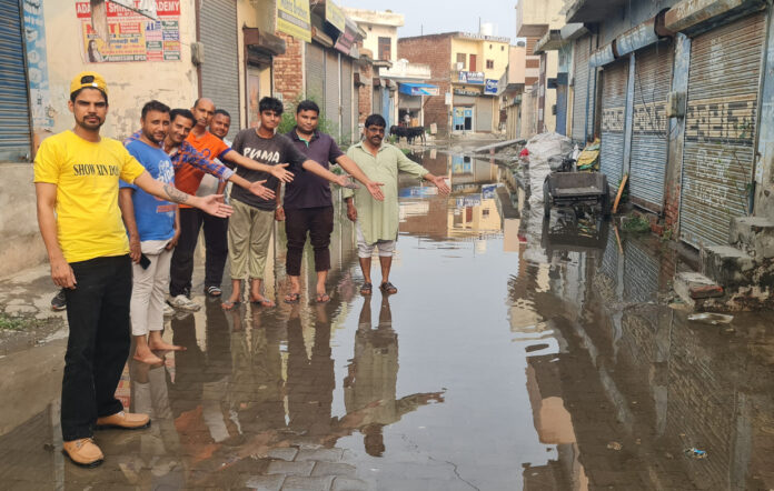 Babain News : निरंकारी मार्किट में दुकानदार बारिश के पानी की निकासी न होने से बेहद परेशान