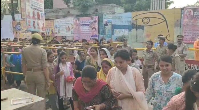 On the first Monday of Shravan month, Dudheshwar Nath temple echoed with the chants of Bhole