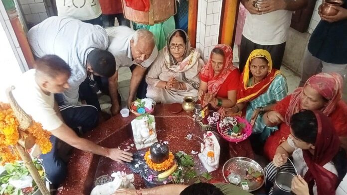 Crowd gathered in Shiva temples to perform Jalabhishek of Lord Shankar on the first Monday of Sawan.