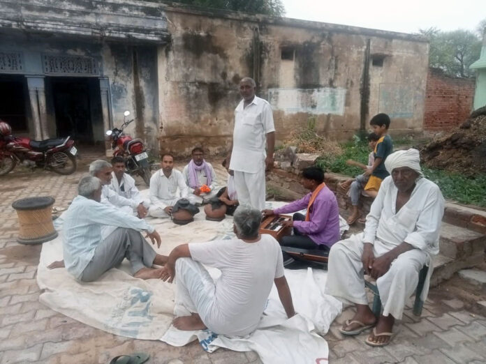 Bhajan parties giving information to people about public welfare schemes and policies