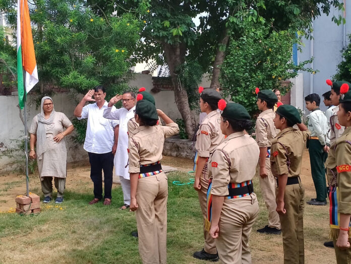 Kargil hero Sulochana hoisted the tricolor and paid tribute to the martyrs