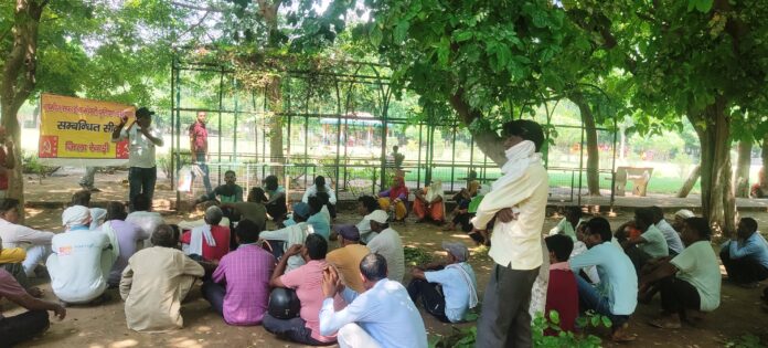 Protest of rural sanitation workers upset with the government at the residences of all ministers on August 5.