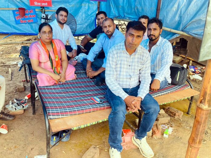 Computer lab assistants staged a sit-in protest over their demands