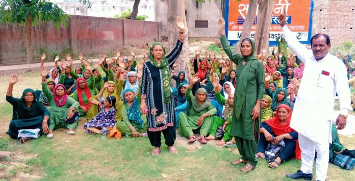 Mid-day meal workers union demonstrated for their demands