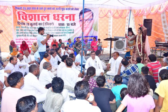 Colony residents staged a sit-in protest after the construction work of Bhiwani Road underpass was stopped