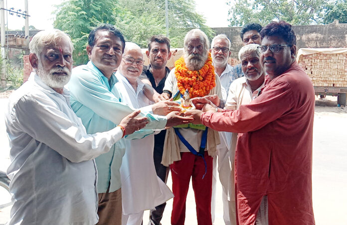 Bhagat Shyam Lal Verma who reached Loharu after walking with Ganga water from Gaumukh Gangotri was welcomed